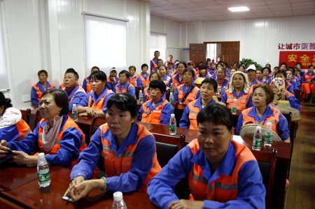 集團公司黨支部組織一線員工集中觀看《厲害了，我的國》